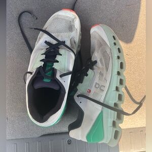 used women’s OnCloud “CloudStratus” sz 10